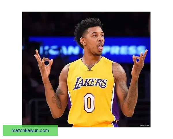 滕哈赫传球节奏逐渐提升，球队表现稳健引发关注